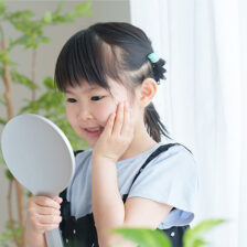 枚方市樟葉の歯医者、たかぎ歯科クリニックで、子供でもホワイトニング可能？歯の変色の原因と安全に白くする方法について解説