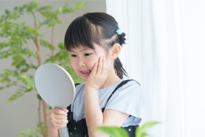 枚方市樟葉の歯医者、たかぎ歯科クリニックで、子供でもホワイトニング可能？歯の変色の原因と安全に白くする方法について解説