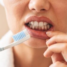 枚方市樟葉の歯医者、たかぎ歯科クリニックで歯ぐきが紫色なのは何が原因？治療法や予防法も解説